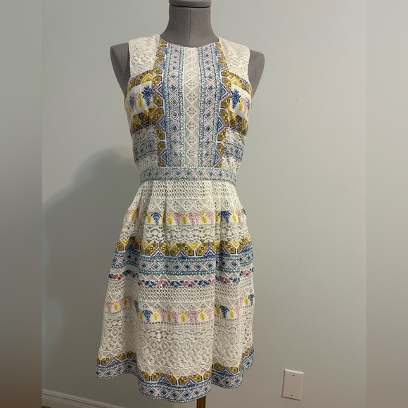 BCBGMaxAzria Dresses & Skirts - BCBG Maxazria Lace Sleeveless Dress Size 4